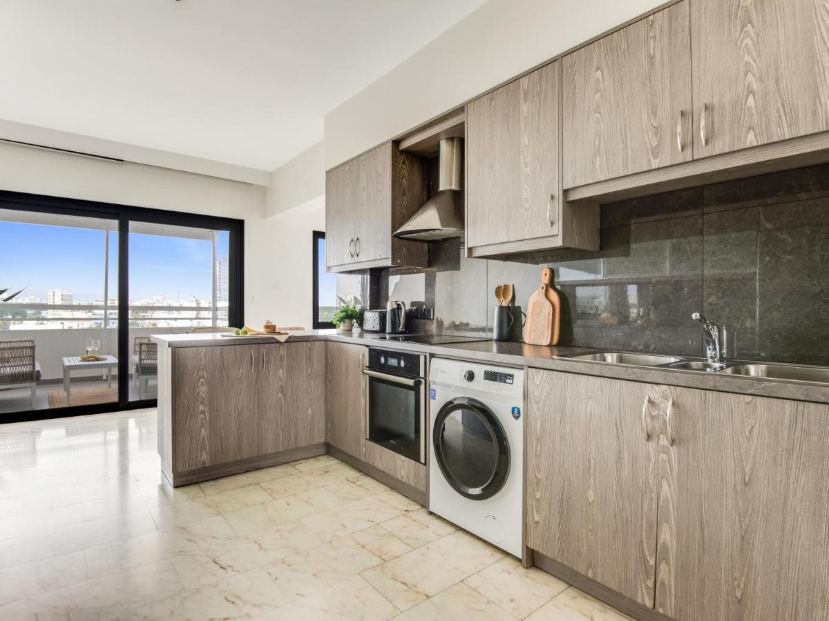 Sanders Coral Court Penthouse - Cute 3-Bedroom Apartment With Balcony Лимасол Екстериор снимка